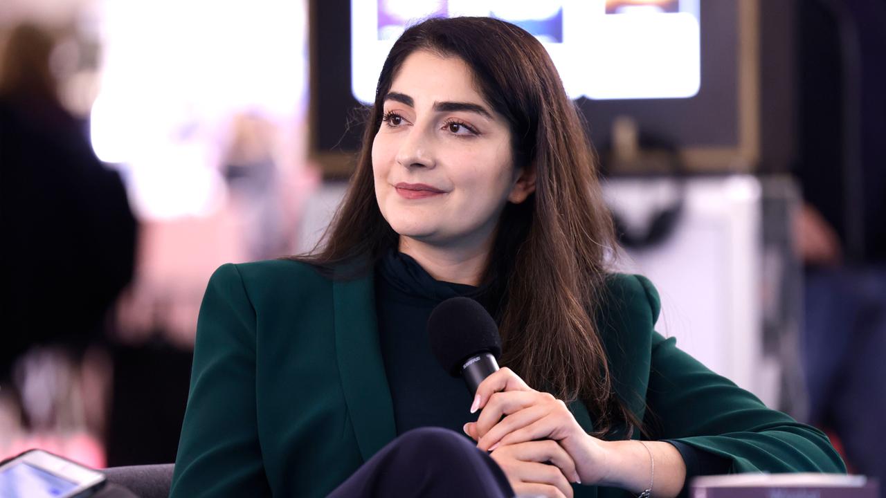 Waslat Hasrat-Nazimi sitzt bei einem Gespräch auf der Frankfurter Buchmesse 2022 mit einem Mikrofon in der Hand in einem Sessel.