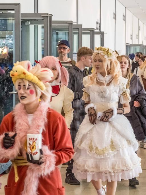 Ein Messegang mit vielen Menschen, manche von Ihnen sind verkleidet. Ein Messegang mit vielen Menschen, manche von Ihnen sind verkleidet.