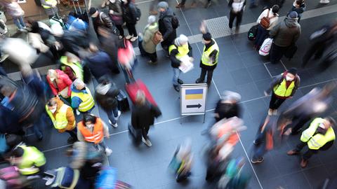 März 2022: Am Berliner Hauptbahnhof kommen Kriegsflüchtlinge aus der Ukraine an. Das Bild ist mit Langzeitbelichtung aufgenommen, sodass viele Bewegungen verschwommen sind.