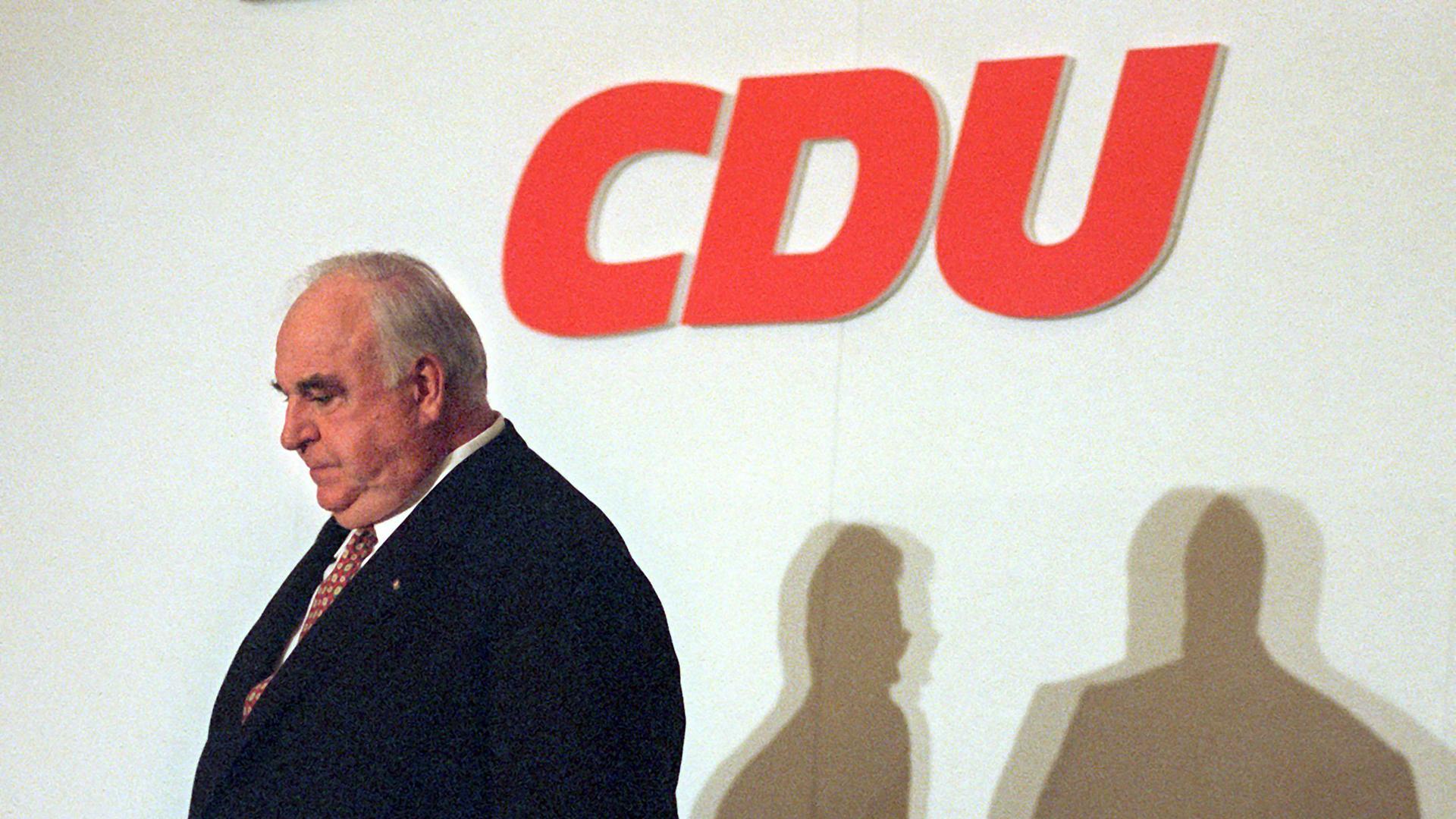 Nach einer Pressekonferenz am 28.9.1998 in Bonn verlässt der damalige Bundeskanzler Helmut Kohl das Podium im Konrad-Adenauer-Haus. 