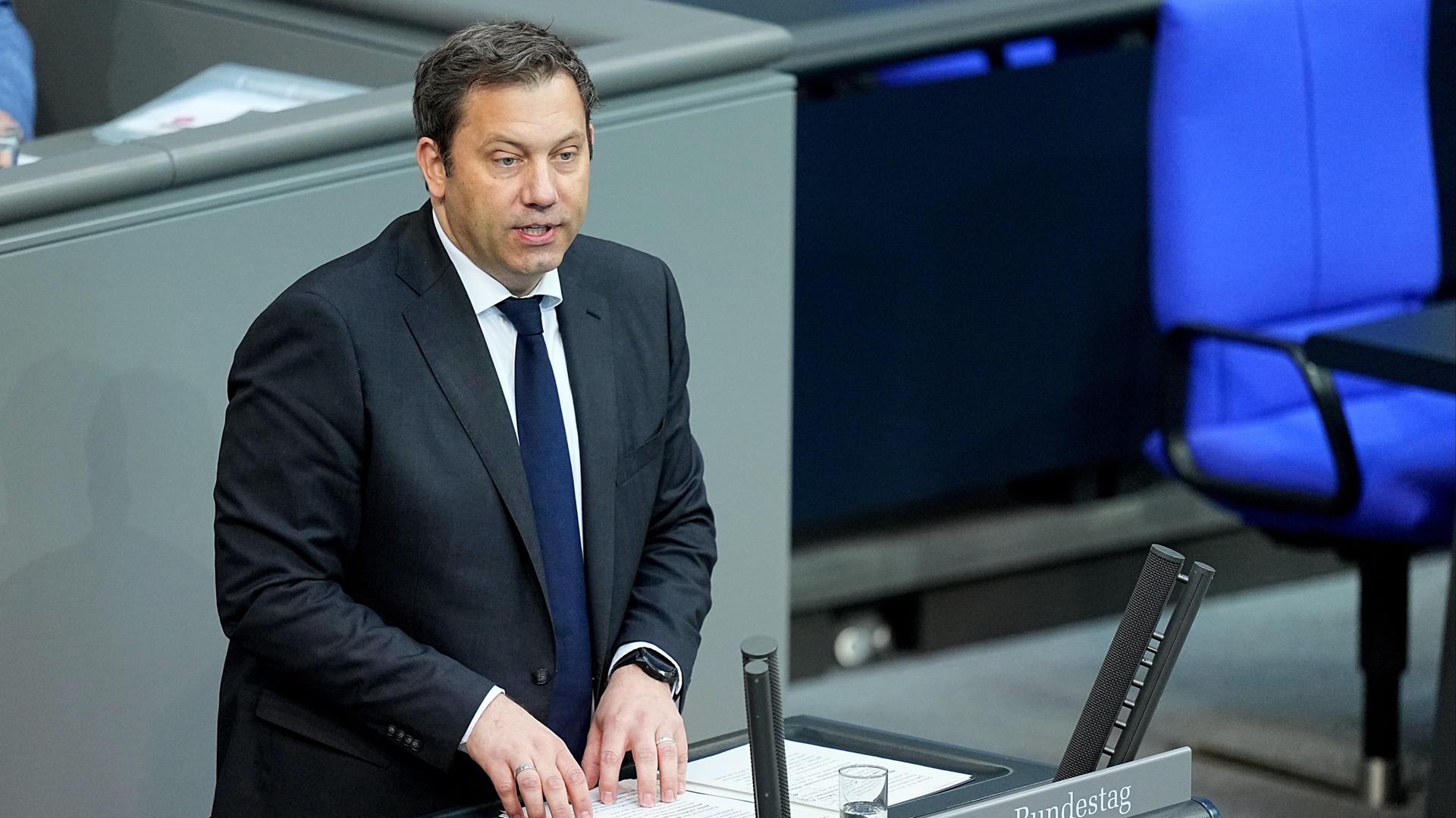 Lars Klingbeil (SPD), Bundesminister der Finanzen, spricht im Plenarsaal im Bundestag zu den Abgeordneten. Lars Klingbeil (SPD), Bundesminister der Finanzen, spricht im Plenarsaal im Bundestag zu den Abgeordneten.