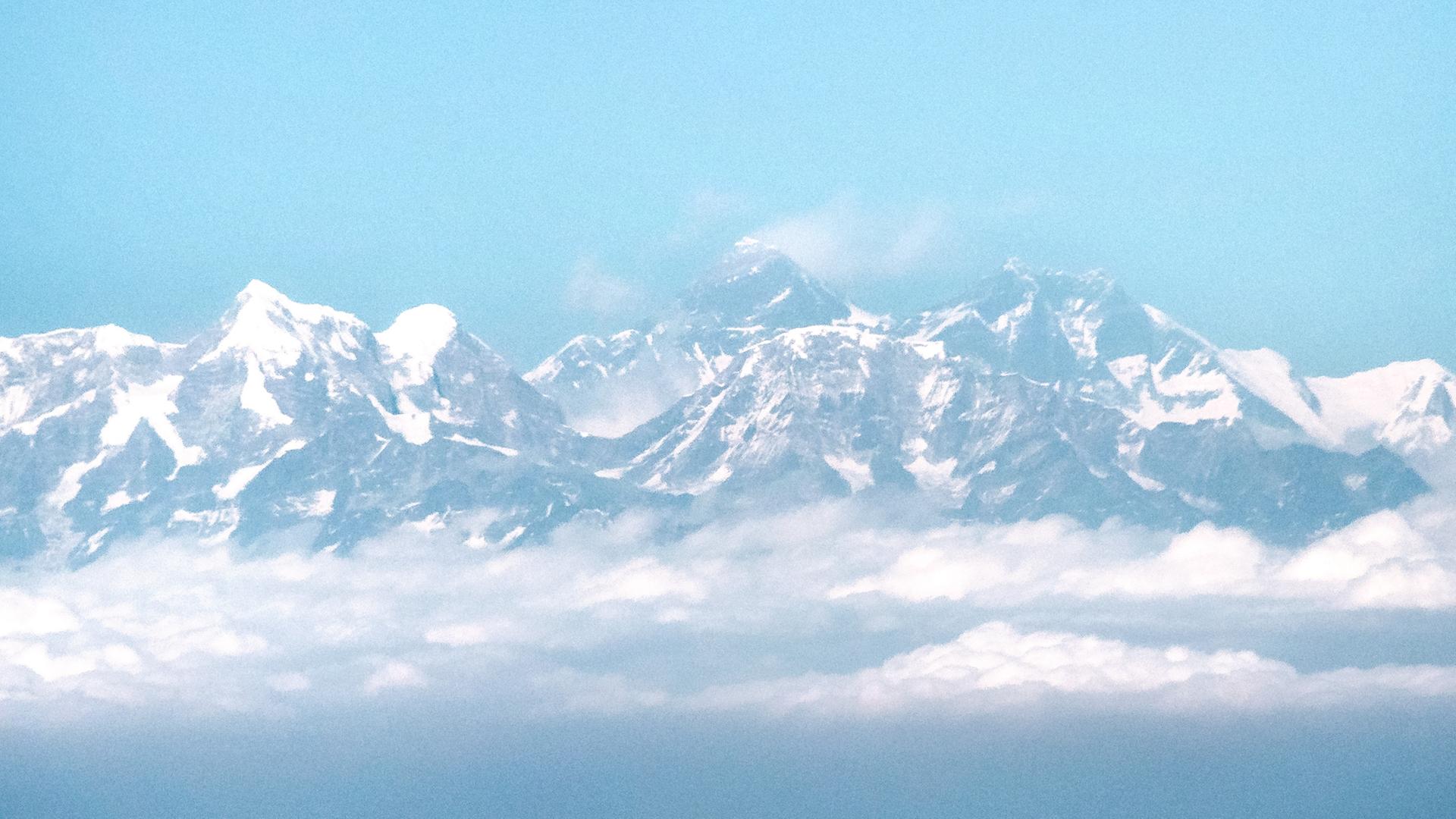 Blick aus dem Flugzeug auf das Himalaya-Gebirge mit dem Mount Everest. Blick aus dem Flugzeug auf das Himalaya-Gebirge mit dem Mount Everest.