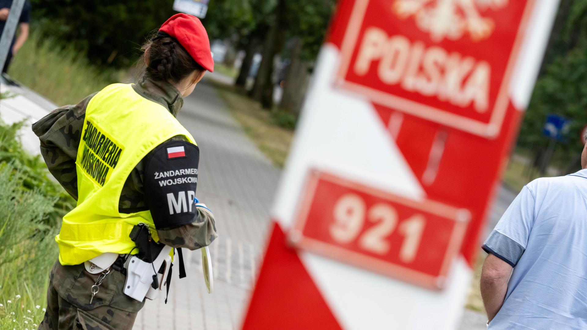 Polnische Grenzschützer stehen auf der polnischen Seite am Grenzübergang Ahlbeck und warten auf Reisende