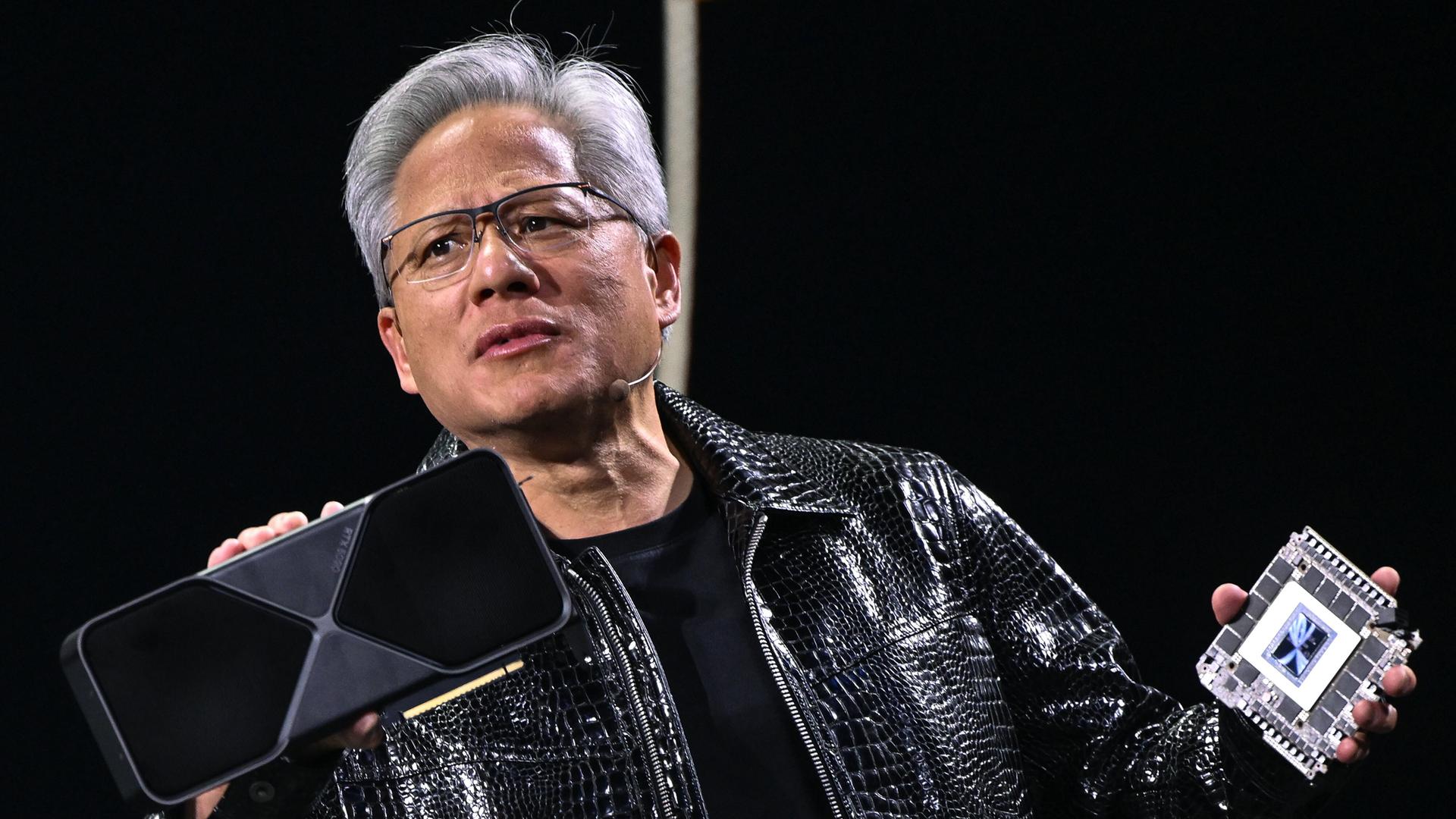 Nvidia-Chef Jensen Huang spricht bei der Messe CES 2025 in Las Vegas und hält dabei produkte des Chip-Konzerns in den Händen. Nvidia-Chef Jensen Huang spricht bei der Messe CES 2025 in Las Vegas und hält dabei produkte des Chip-Konzerns in den Händen.