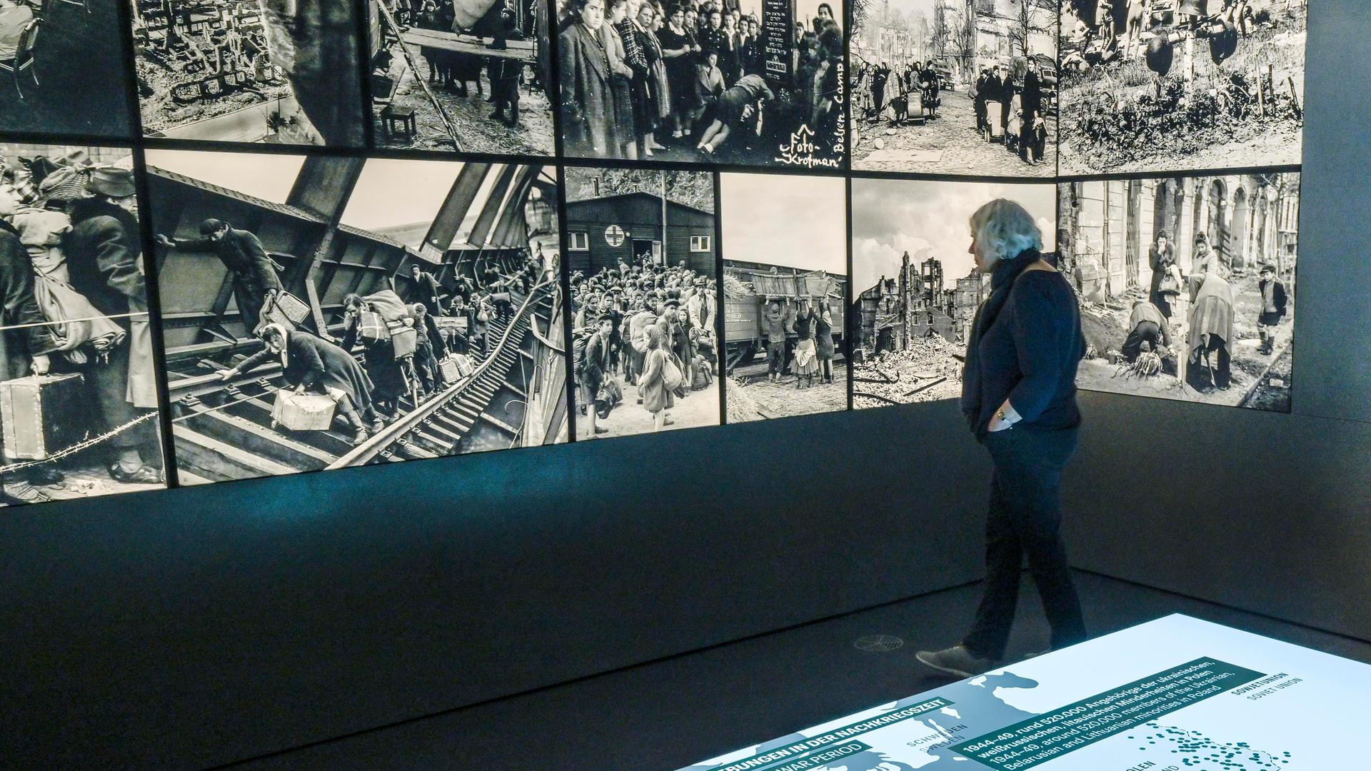 Eine Frau steht in einem Ausstellungsraum des Dokumentationszentrums Flucht, Vertreibung, Versöhnung in Berlin