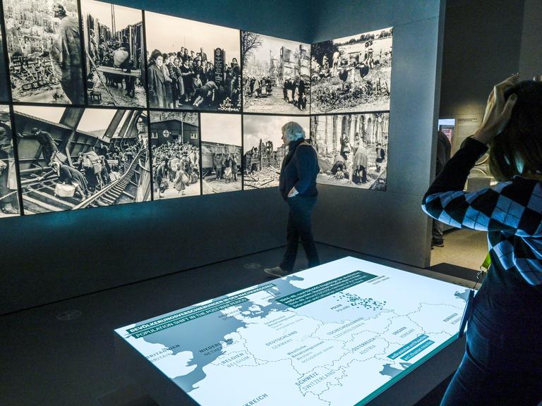 Eine Frau steht in einem Ausstellungsraum des Dokumentationszentrums Flucht Vertreibung Versöhnung in Berlin