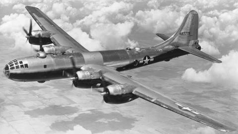 Eine Boeing B-29 Superfortress in der Luft auf einem Schwarz-Weiß-Foto von etwa 1944. 