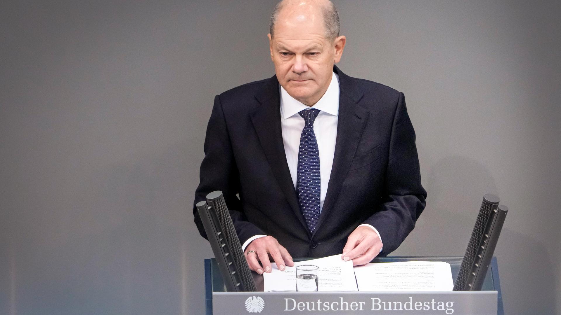 Bundeskanzler Olaf Scholz (SPD) bei seiner Rede bei seiner 'Regierungserklärung zum Jahreswirtschaftsbericht 2023, Jahresgutachten des Sachverständigenrates' bei der 84. Sitzung des Deutschen Bundestag in Berlin