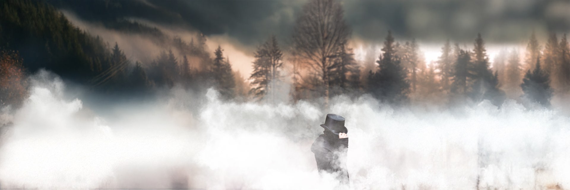 Professor van Dusen: Ein Mann mit unkenntlichem Gesicht im Mantel, der mit seiner Hand an seinen Zylinder fasst. Er steht im Nebel vor einem düsteren winterlichen Wald