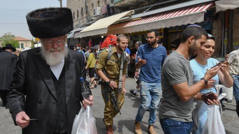 Verschiedene Marktbesucher auf dem Machane-Jehuda-Markt in Jerusalem