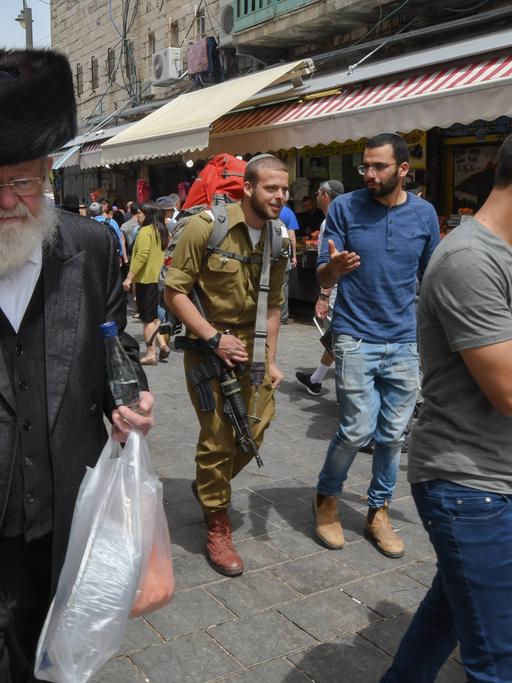 Verschiedene Marktbesucher auf dem Machane-Jehuda-Markt in Jerusalem