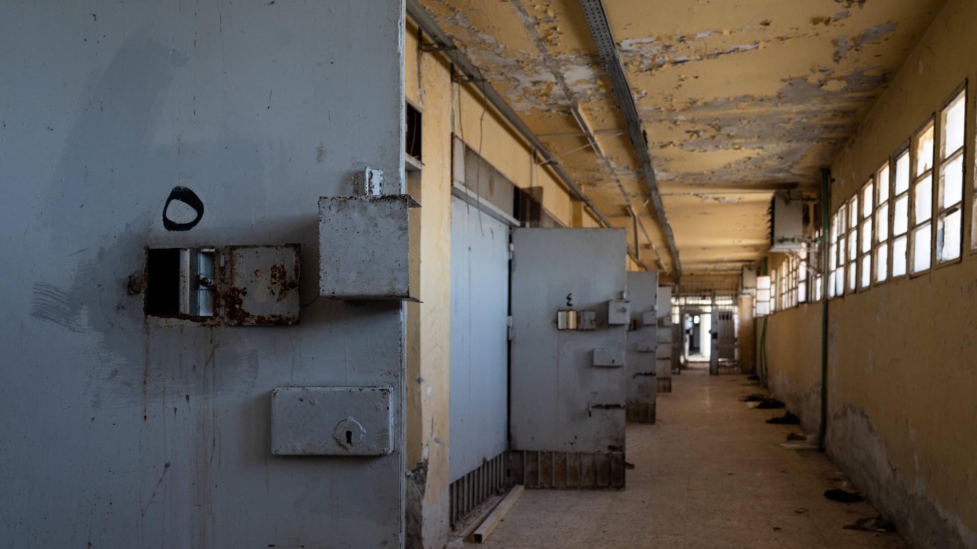 Aufnahme aus dem Foltergefängnis Sednaya in Syrien am 7. Januar 2025. Die Türen der Gefängniszellen stehen auf.
