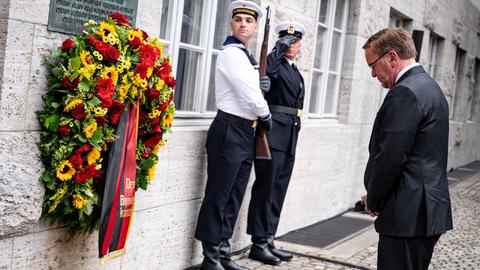Boris Pistorius (SPD), Bundesminister der Verteidigung, steht am Nationalen Gedenktag an den Widerstand gegen die nationalsozialistische Gewaltherrschaft im Ehrenhof des Bendlerblocks vor dem Gedenkkranz.