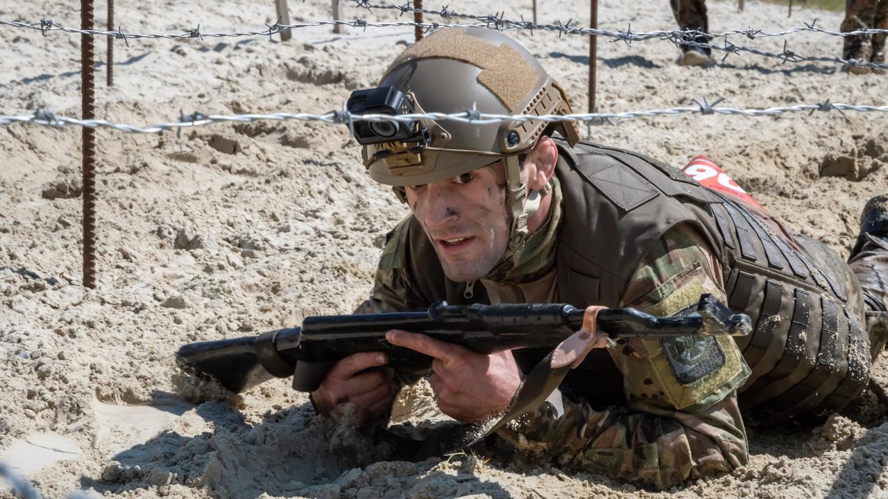 Ein Mann in Uniform und mit Schutzhelm absolviert bei Lwiw, Ukraine, ein Militärtraining.
