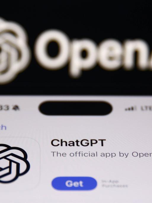 Ein Smartphone mit geöffneter ChatGPT-App und im Hintergund das Logo des Unternehmens OpenAI