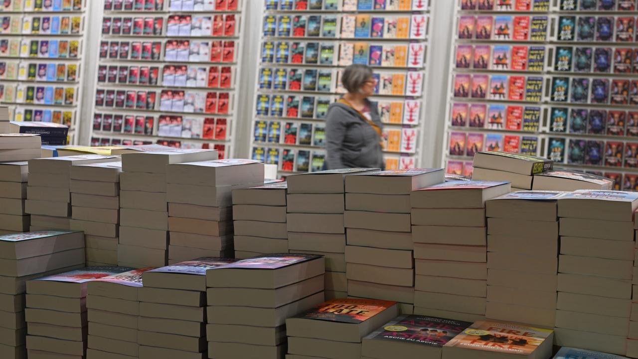 Taschenbücher sind am Stand des DTV-Verlags auf der Frankfurter Buchmesse 2025 während des Aufbaus gestapelt. 