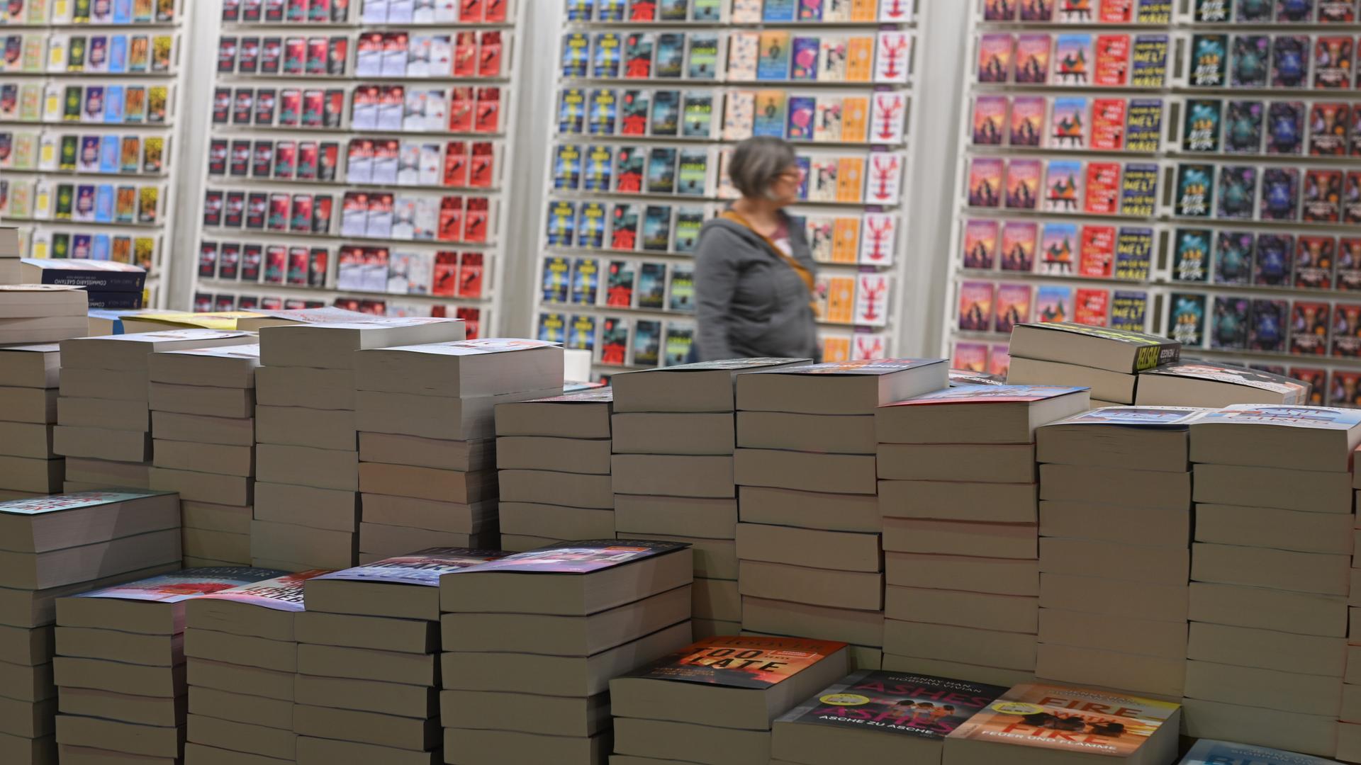 Taschenbücher sind am Stand des DTV-Verlags auf der Frankfurter Buchmesse 2025 während des Aufbaus gestapelt. 