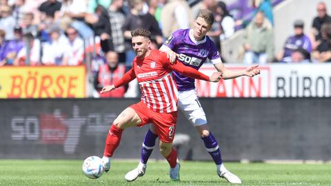 Yannik Möker vom FSV Zwickau (vorn) im Zweikampf gegen Lukas Kunze vom VfL Osnabrück Yannik Möker vom FSV Zwickau (vorn) im Zweikampf gegen Lukas Kunze vom VfL Osnabrück