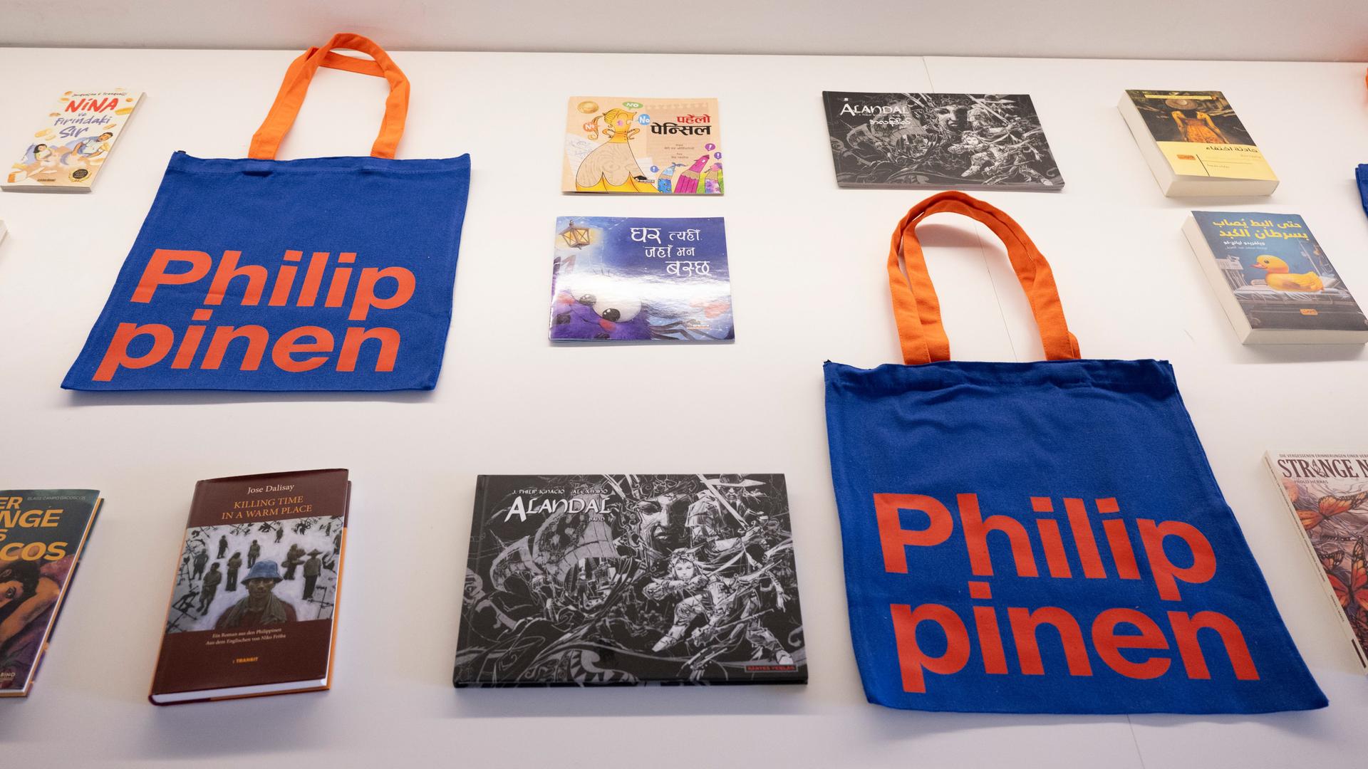 Bücher des diesjährigen Gastlands und Tragetaschen mit der Aufschrift Philippinen, präsentiert bei der Pressekonferenz der Frankfurter Buchmesse