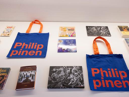 Bücher von den Philippinen liegen bei der Pressekonferenz der Frankfurter Buchmesse zum Gastland 2025 aus.