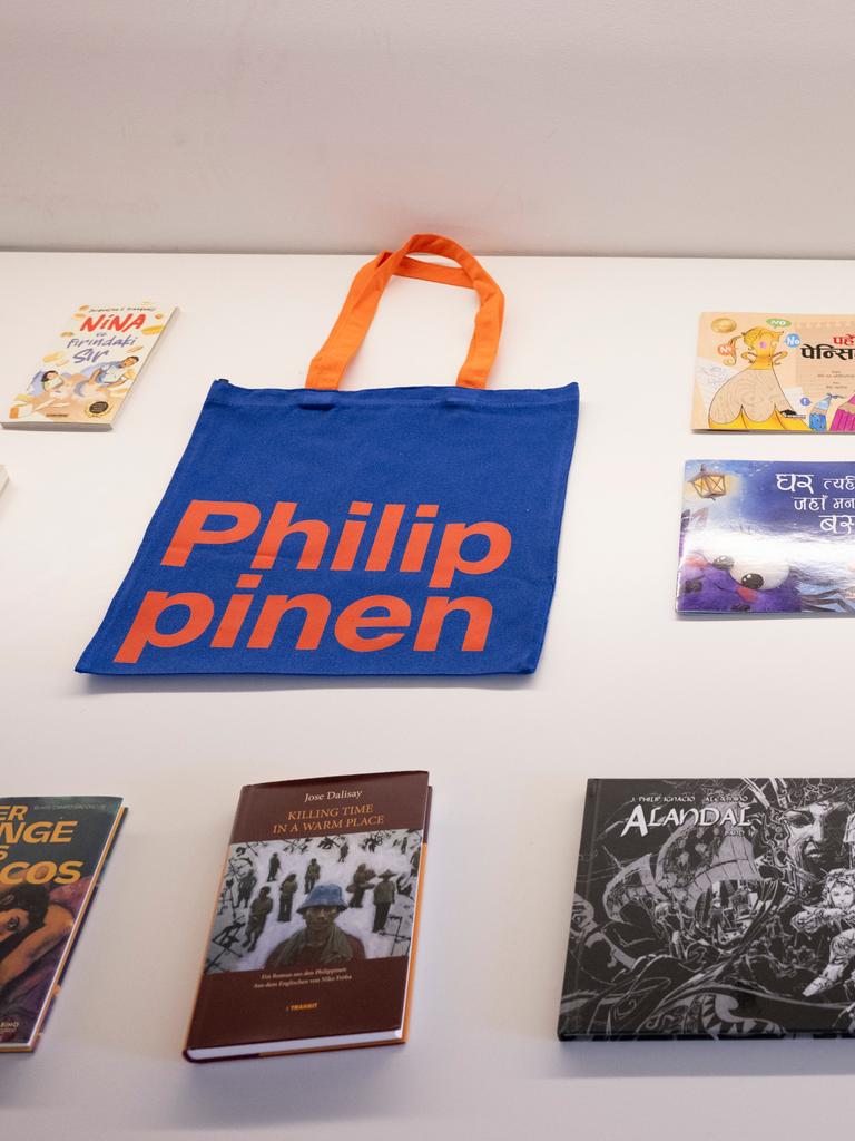 Bücher von den Philippinen liegen bei der Pressekonferenz der Frankfurter Buchmesse zum Gastland 2025 aus.