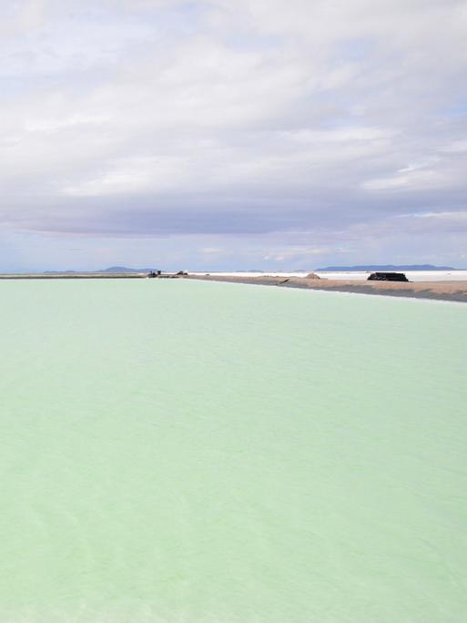 Blick auf ein sogenanntes "Schwimmbecken" am Salzsee Salars de Uyuni in Bolivien.