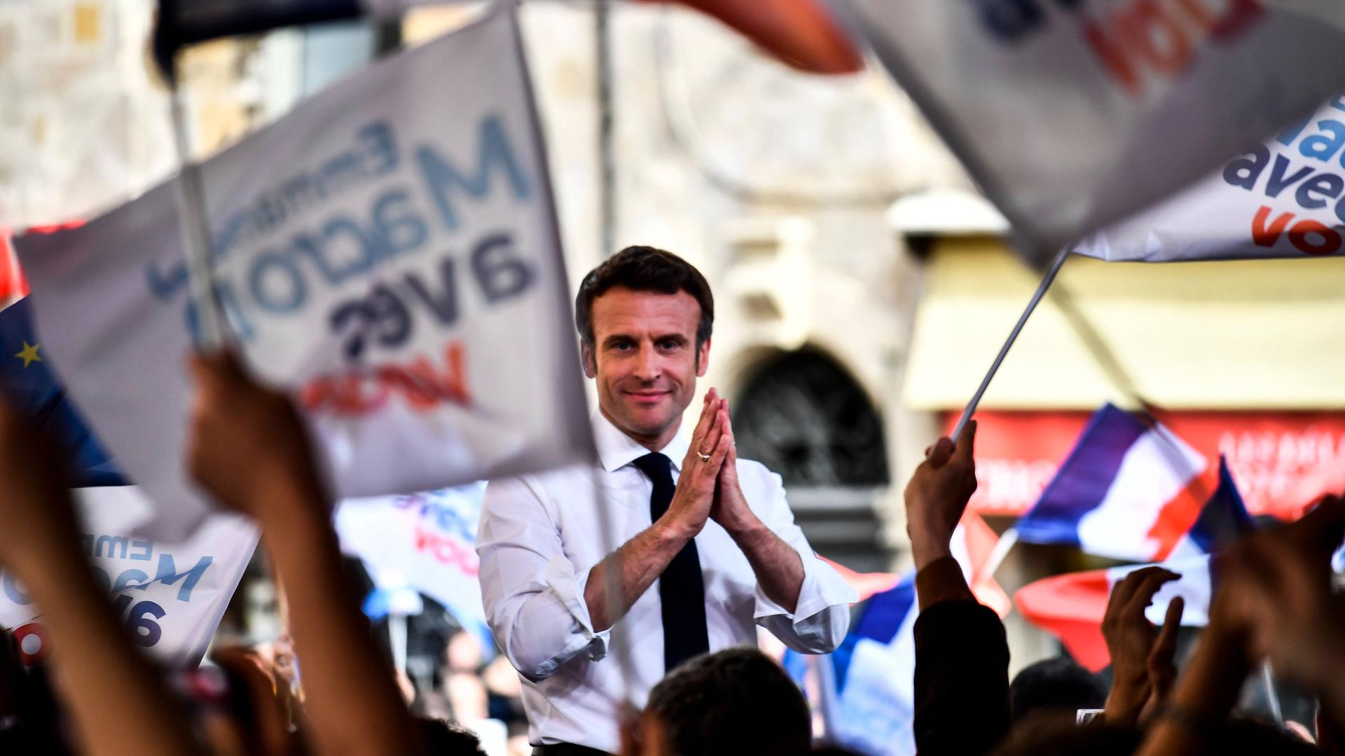 Frankreichs Präsident Emmanuel Macron zwischen Fahnen im Wahlkampf. Frankreichs Präsident Emmanuel Macron zwischen Fahnen im Wahlkampf.