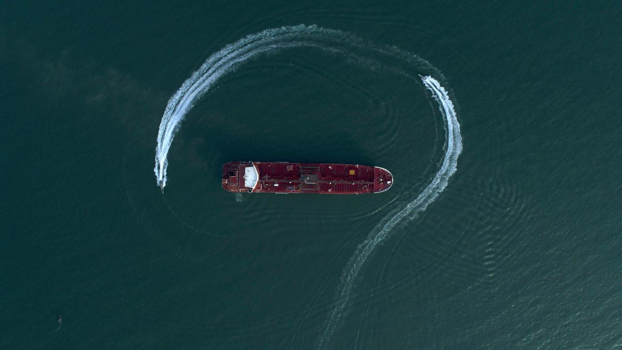 Schnellboote der iranischen Revolutionsgarde umkreisen im iranischen Hafen Bandar Abbas einen Öltanker, nachdem dieser zwei Tage zuvor in der Straße von Hormus aufgebracht worden war. Schnellboote der iranischen Revolutionsgarde umkreisen im iranischen Hafen Bandar Abbas einen Öltanker, nachdem dieser zwei Tage zuvor in der Straße von Hormus aufgebracht worden war.