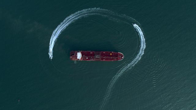 Schnellboote der iranischen Revolutionsgarde umkreisen im iranischen Hafen Bandar Abbas einen Öltanker, nachdem dieser zwei Tage zuvor in der Straße von Hormus aufgebracht worden war. 