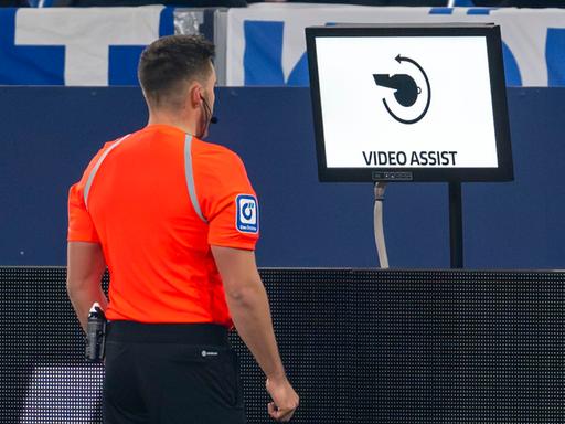 Schiedsrichter Tom Bauer schaut auf den Monitor beim Videobeweis beim Spiel FC Schalke 04 gegen den VfL Osnabrück in der 2. Fußball-Bundesliga.