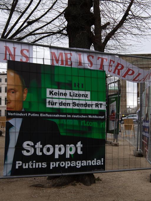 "Stoppt Putins Propaganda - Keine Lizenz für den Sender RT" steht auf einem Transparent unweit des Brandenburger Tores an der StraÃe des 17. Juni. Dort hat der in Gründung befindliche Verein "UnKremlin" und die junge russische Gruppe "Perestroj_card" ein Zeltlager errichtet. Mit der Aktion protestieren die Aktivisten gegen Kremlchef Putin. Die Veranstalter fordern unter anderem die Freilassung des Oppositionsführers Nawalny, der zu Straflagerhaft verurteilt wurde.