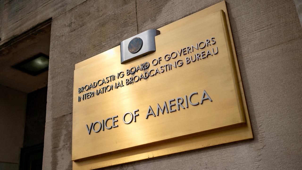 Ein Schild des US-Senders Voice of America.