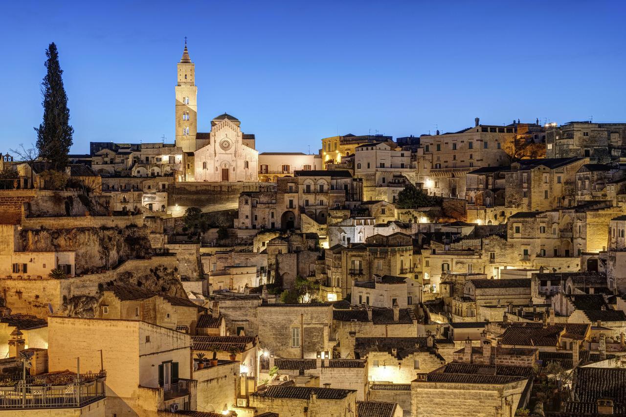 Blick über die süditalienische Stadt Matera bei Dämmerung 