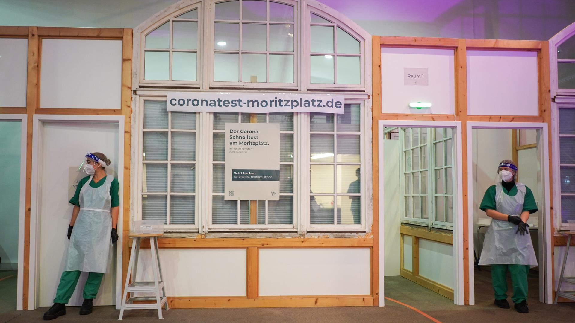Zwei Testerinnen warten im Dezember 2020 im Corona-Testzentrum am Moritzplatz in Berlin auf Personen, die einen Corona-Schnelltest durchführen lassen. Bis zu 500 Personen sollen hier täglich auf das Coronavirus getestet werden.