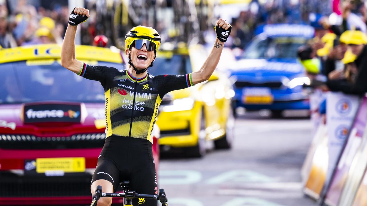 Pauline Ferrand-Prevot reißt die Arme in die Luft, während sie die Ziellinie der achten Etappe der Frauenausgabe der Tour de France überquert. 