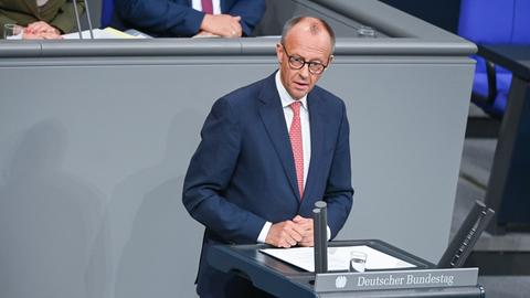 Bundeskanzler Friedrich Merz (CDU) spricht in der Generaldebatte zum Haushalt im Plenum des Bundestags. 