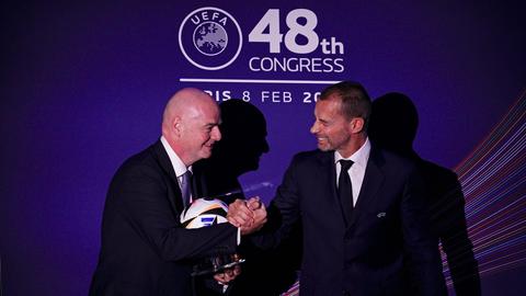 FIFA-Präsident Gianni Infantino (l.) und UEFA-Präsident Aleksander Ceferin geben sich die Hand.