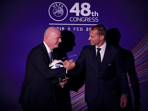 FIFA-Präsident Gianni Infantino (l.) und UEFA-Präsident Aleksander Ceferin geben sich die Hand.