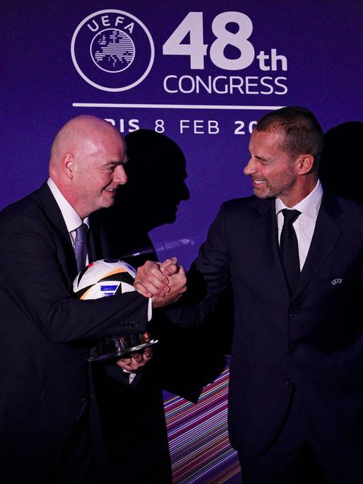 FIFA-Präsident Gianni Infantino (l.) und UEFA-Präsident Aleksander Ceferin geben sich die Hand.