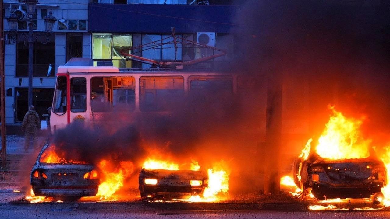 Brennende Autos nach nach einem russischen Luftangriff in Saporischschja.