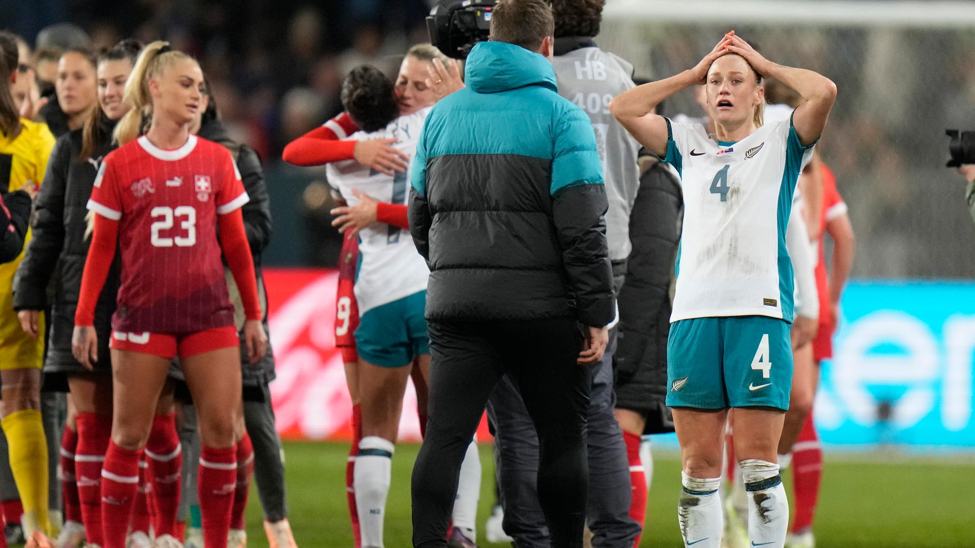 Neuseelands Spielerin Catherine Bott schlägt nach dem Aus ihrer Mannschft bei der WM die Hände über dem Kopf zusammen. Neuseelands Spielerin Catherine Bott schlägt nach dem Aus ihrer Mannschft bei der WM die Hände über dem Kopf zusammen.