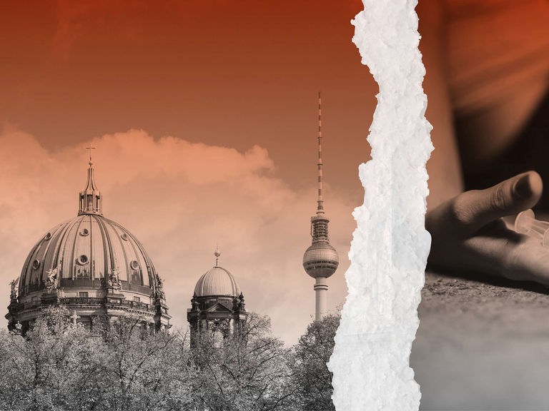 Mit einem Riss zweigeteiltes Bild: Links Berlin (Dom und Fernsehturm), rechts eine offene Hand, in der eine Spritze liegt.