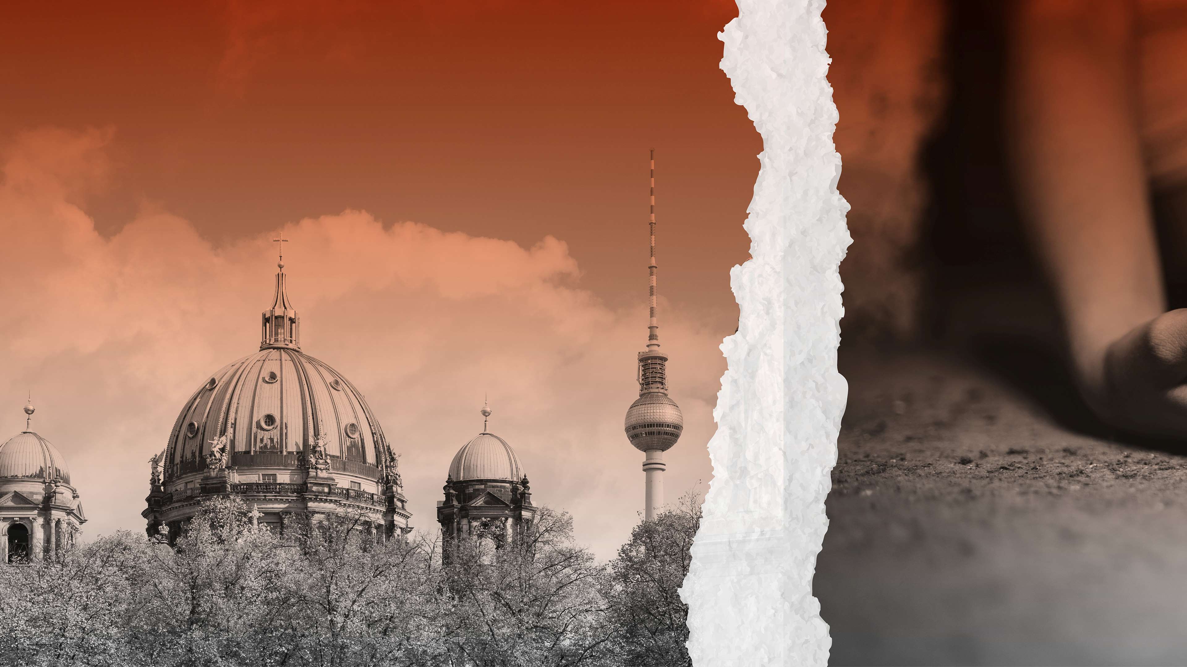 Mit einem Riss zweigeteiltes Bild: Links Berlin (Dom und Fernsehturm), rechts eine offene Hand, in der eine Spritze liegt.