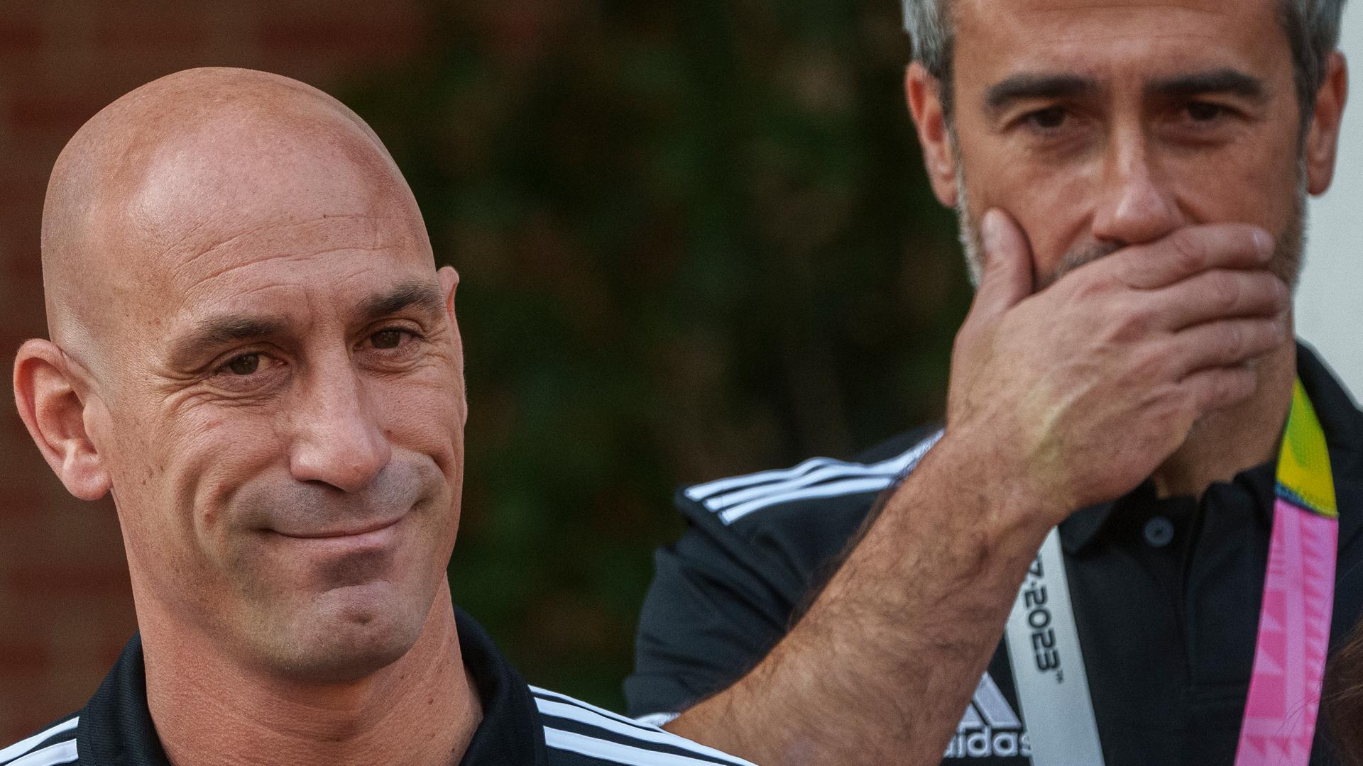 Zu sehen sind Luis Rubiales, Präsident des spanischen Fußballverbandes RFEF, und Jorge Vilda, Trainer der spanischen Frauen-Nationalmannschaft. Er hält seine rechte Hand vor den Mund. Zu sehen sind Luis Rubiales, Präsident des spanischen Fußballverbandes RFEF, und Jorge Vilda, Trainer der spanischen Frauen-Nationalmannschaft. Er hält seine rechte Hand vor den Mund.