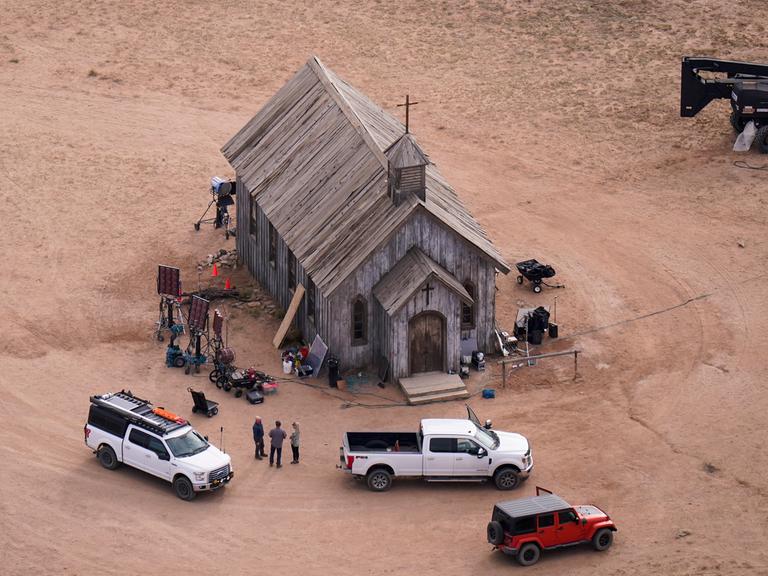 Luftaufnahme des Filmsets für den Western "Rust", bei dem bei einer Probe die Kamerafrau durch einen Schuss tödlich verletzt wurde.
