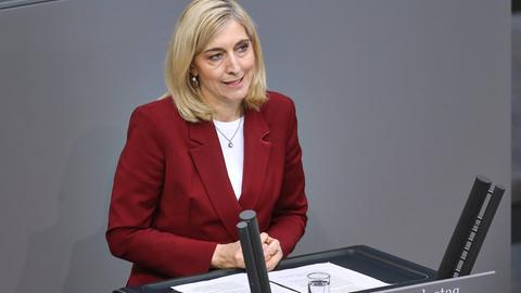 Bundesgesundheitsministerin Nina Warken, CDU, steht am Rednerpult im Bundestag und spricht.
