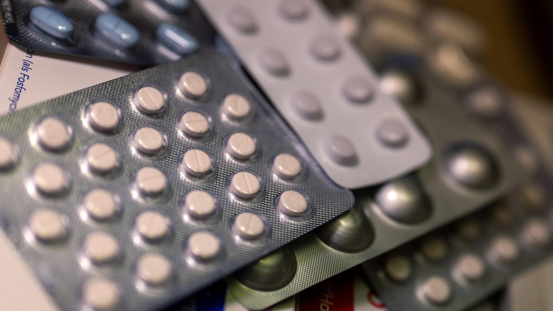 Das Bild zeigt mehrere Blisterpackungen mit Tabletten.