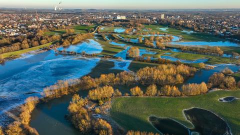 Lünen, Nordrhein-Westfalen, Deutschland - Hochwasser an der Lippe, Fluss im Ruhrgebiet, die Felder, die landwirtschaftlichen Flaechen der Bauern neben dem Fliessgewaesser werden ueberflutet, dienen als Retentionsflaechen, Ueberflutungsflaechen dem Hochwasserschutz. Hochwasser an der Lippe, Lünen, Nordrhein-Westfalen, Deutschland