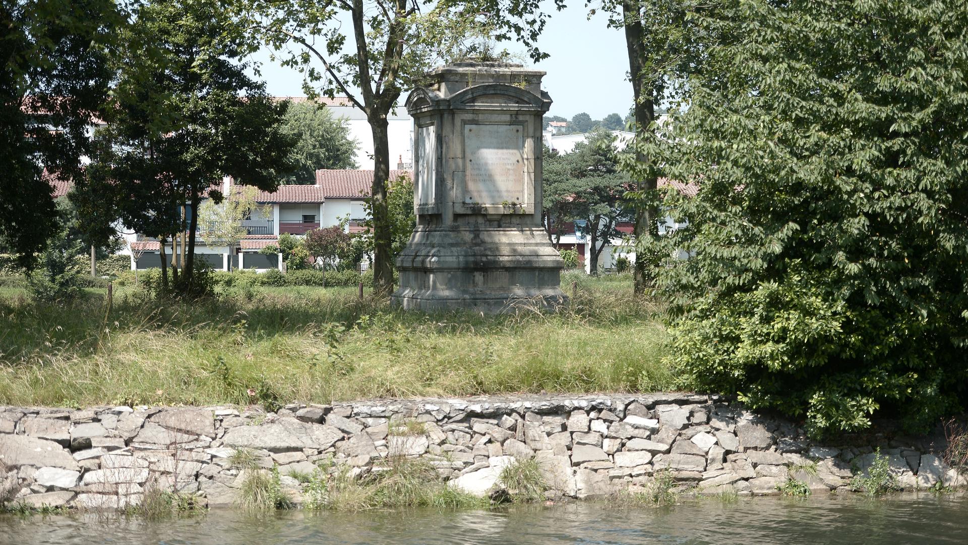 Ein historisches Denkmal auf der Île aux Faisans (Fasaneninsel) im Grenzfluss Bidassoa zwischen Frankreich und Spanien.