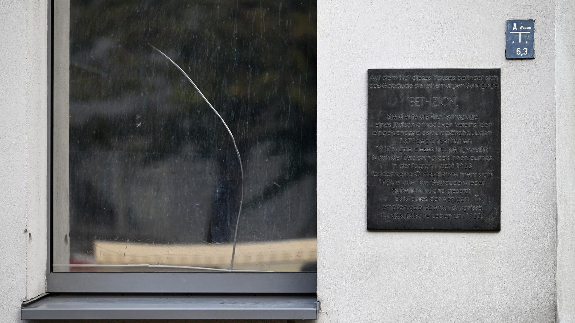 Ein Schild hängt neben dem Eingang zur Synagoge in der BrunnenstraÃe 33 neben einem Fenster mit kaputter Scheibe. Auf das Gebäude war ein Anschlag verübt worden. Das eigentliche, ehemalige Gebäude der jüdischen Synagoge Bethzion befindet sich auf dem Hof.